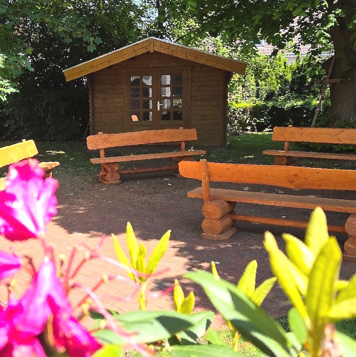 Eine Holzhütte mit einem Bankkreis