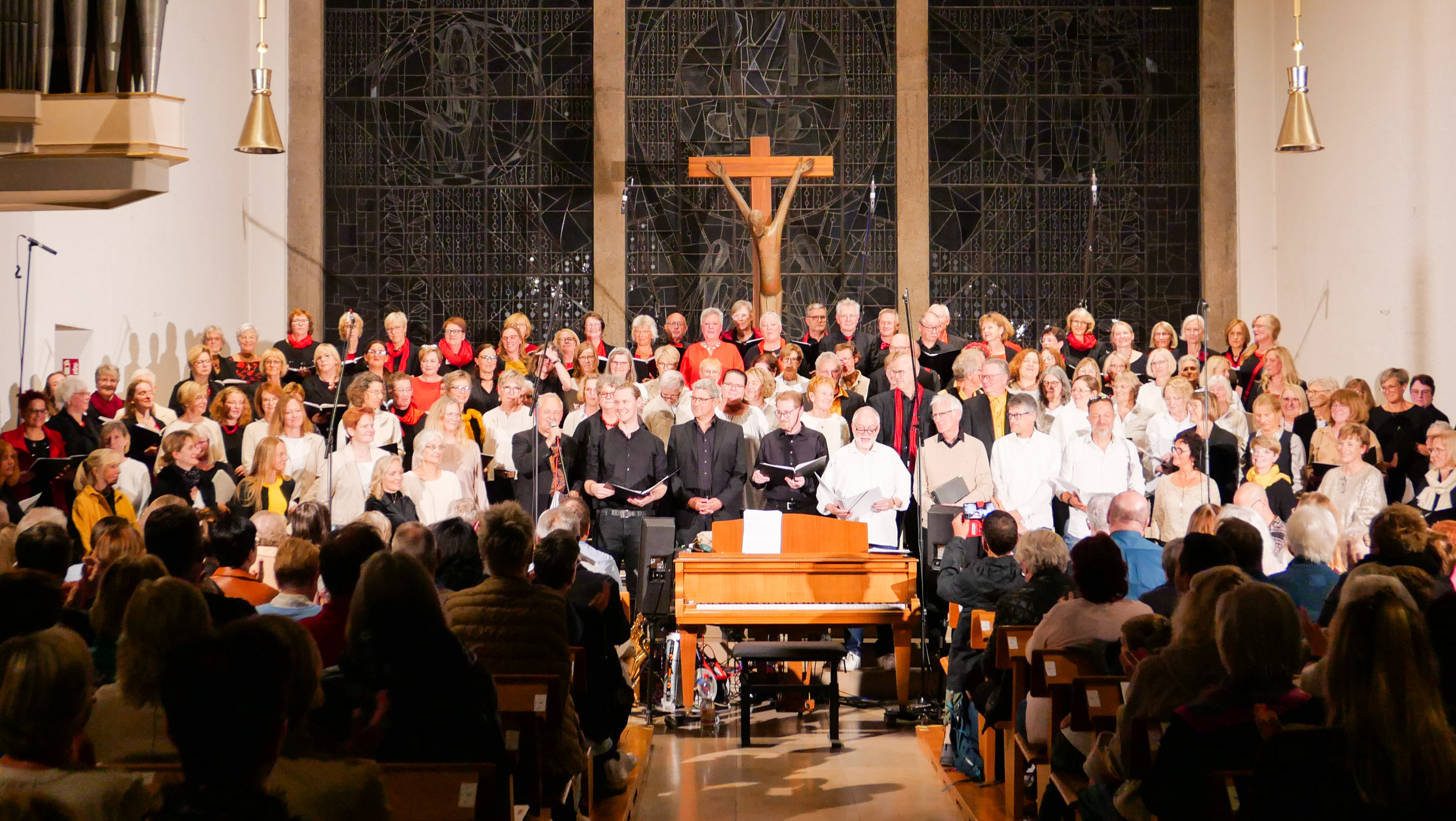 Ein sehr großer gemischter Chor im Altarraum der Auferstehungskirche