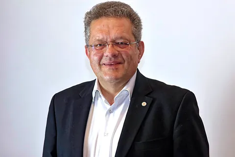 Ein Mann mit Brille und dunklem Anzug